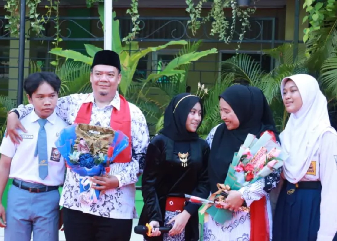 Peringati HGN 2024, SMK Pustek Beri Penghargaan Guru Berprestasi