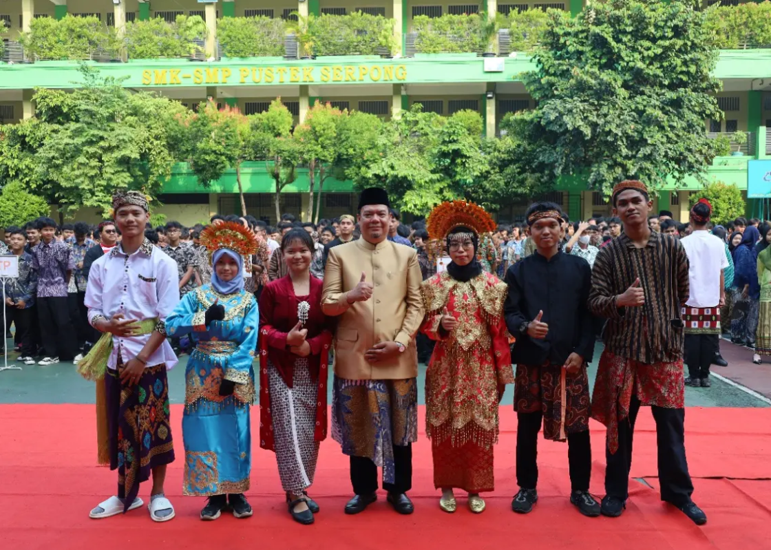 Peringati Hardiknas 2025, Upacara di SMK Pustek Serpong Gunakan Busana Adat